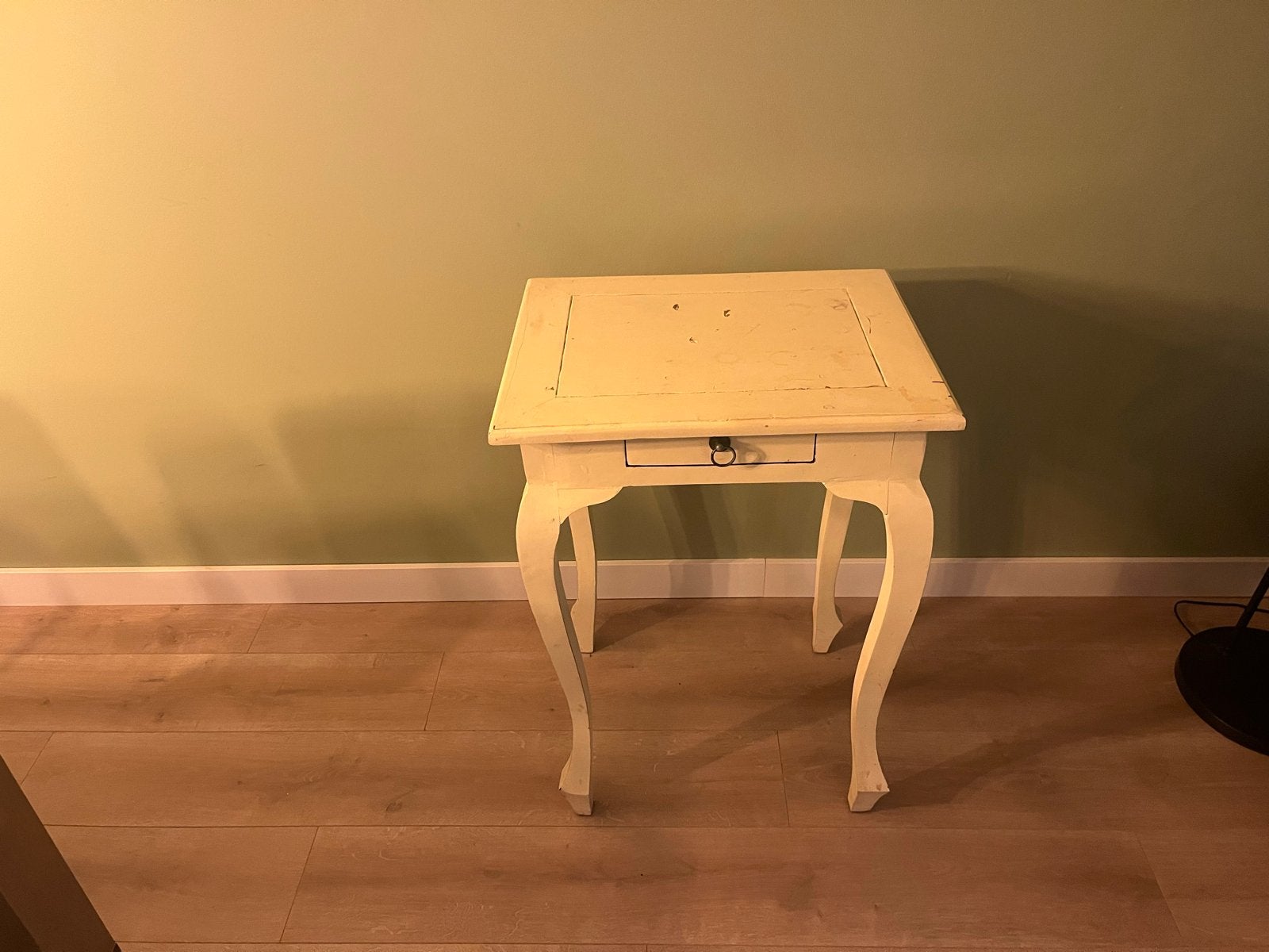 Crèmekleurig bijzettafeltje met lade, Huis en Inrichting, 45 tot 60 cm, Minder dan 55 cm, Gebruikt, Vierkant