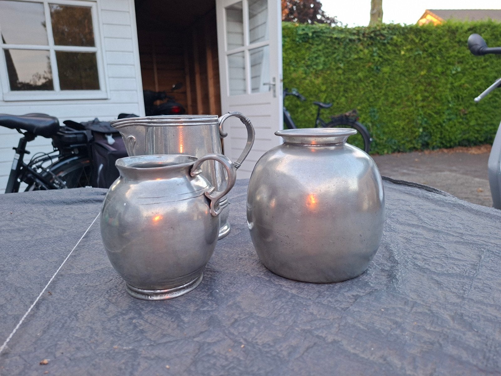 3 tinnen potten, Ophalen