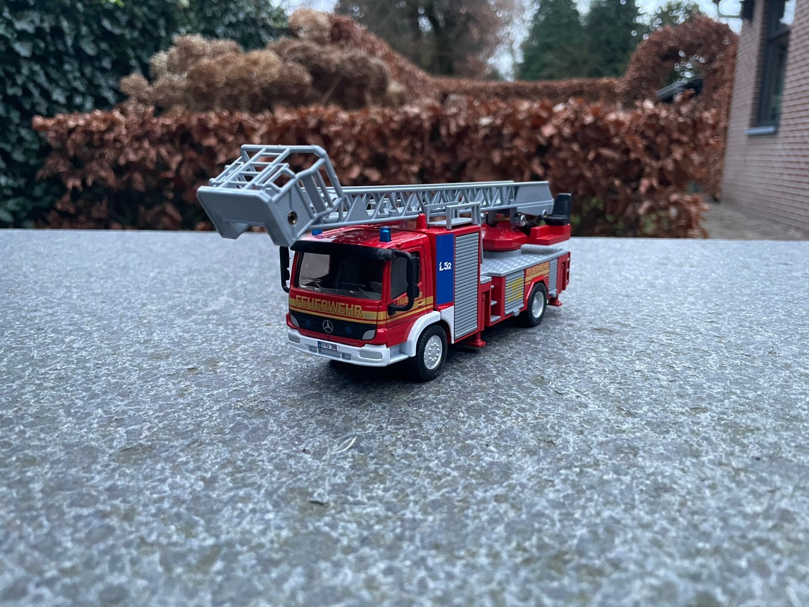 Siku 2105 - Mercedes Atego brandweer ladderwagen, Ophalen of Verzenden, Nieuw, Bus of Vrachtwagen, SIKU