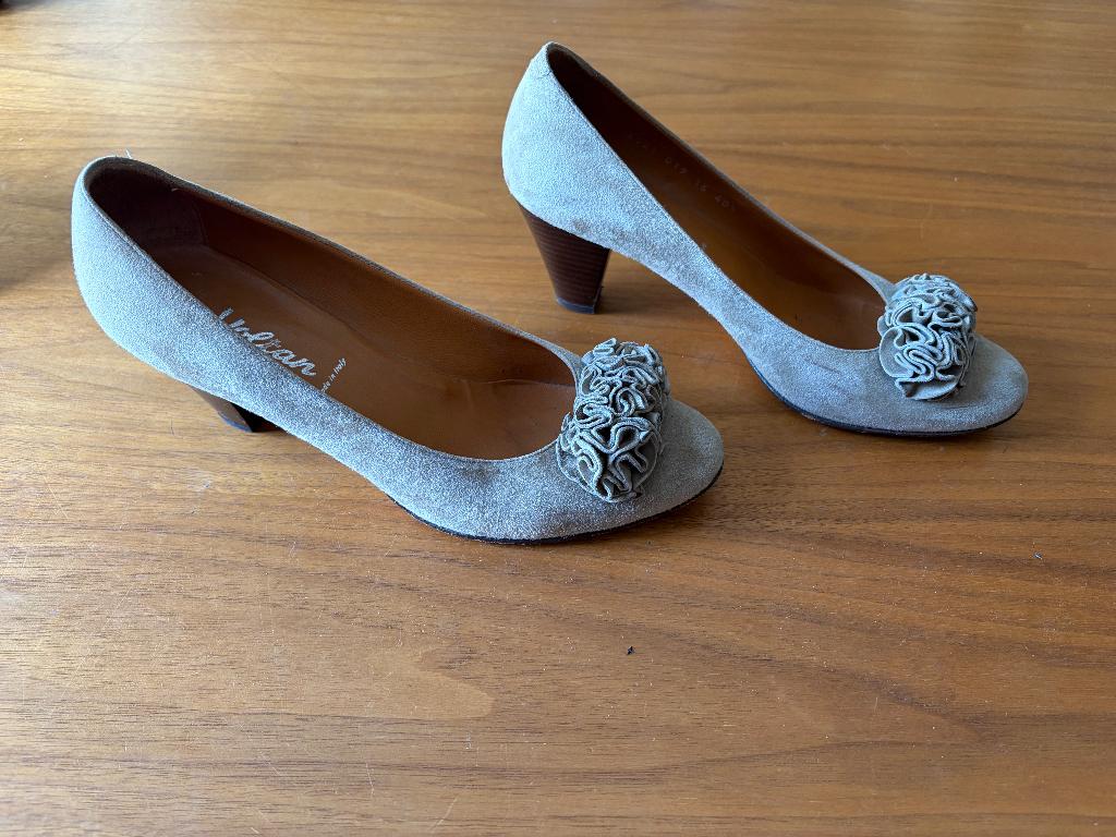 Voltan Beige suede pump, maat 40,5, Pumps, Beige, Voltan, Ophalen of Verzenden