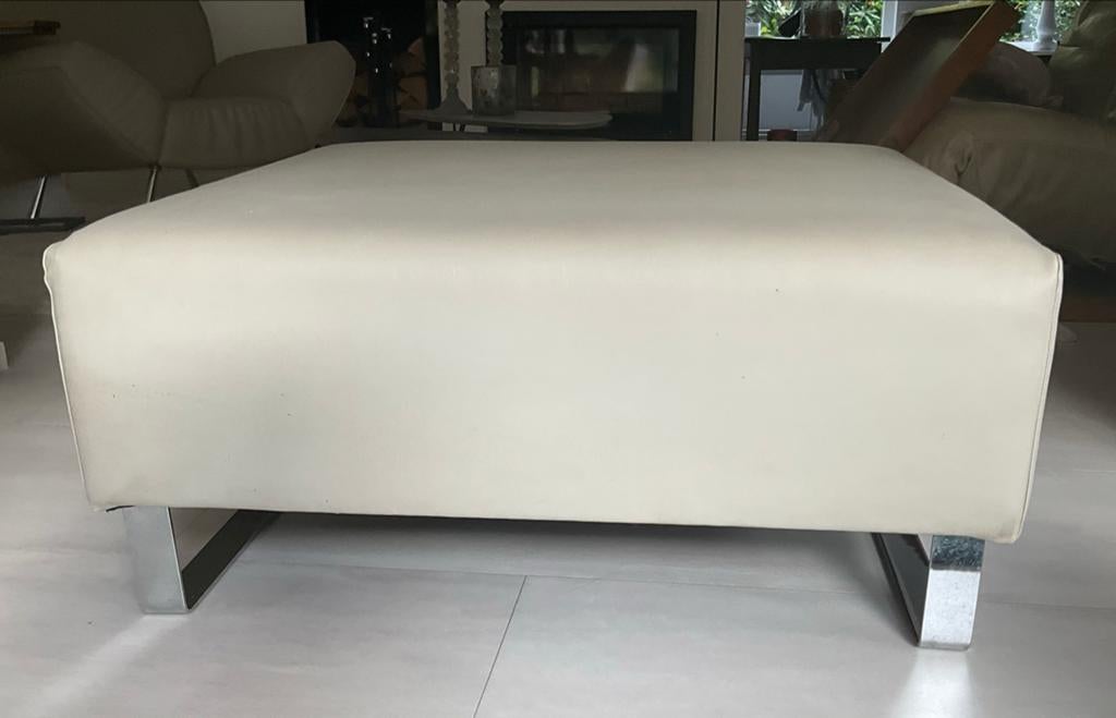 Moderne hocker/poef van kunstleer met chroom onderstel, Ophalen, Kunststof, Gebruikt, Vierkant