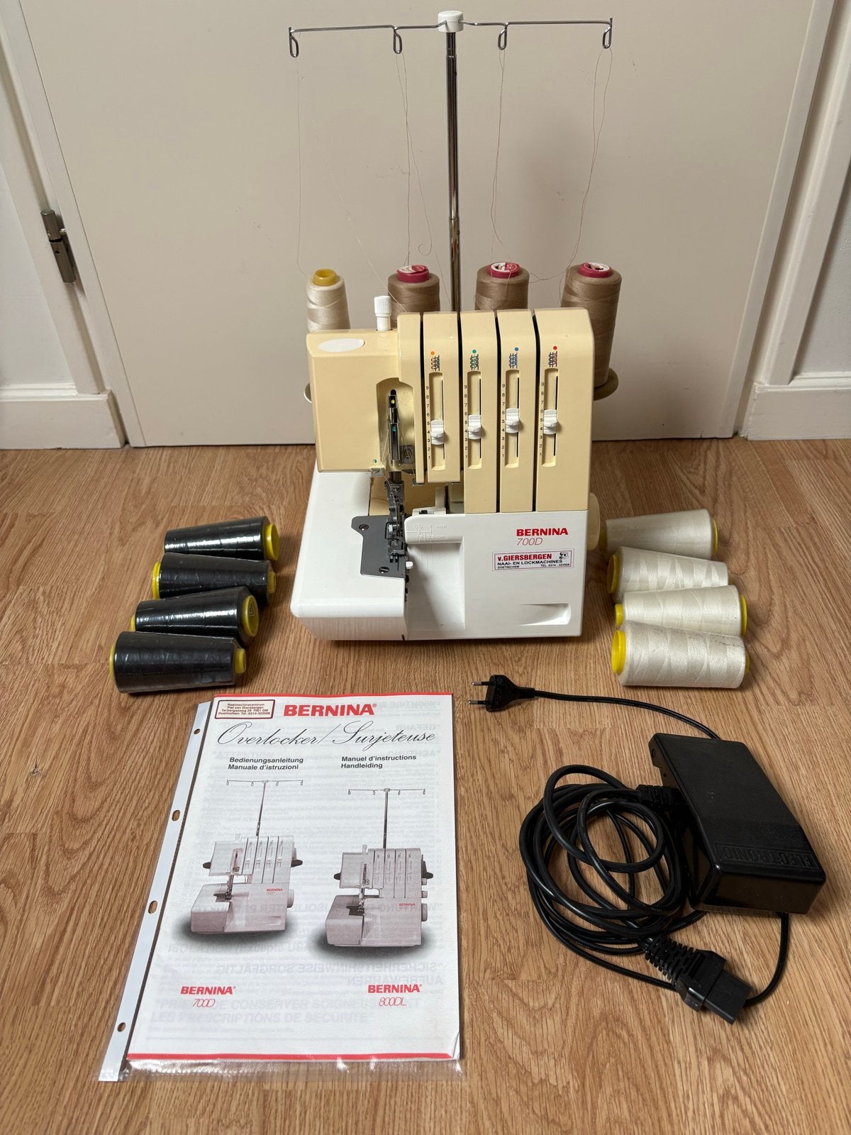Bernina 700D Lockmachine, Ophalen, Gebruikt, Lockmachine, Bernina