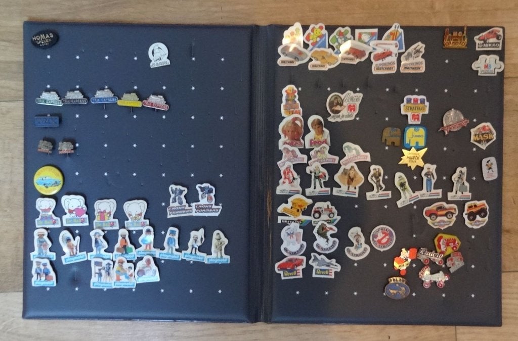 Speldjesalbum vol met SPEELGOED SPELDJES 80 stuks, Ophalen of Verzenden, Gebruikt, Overige onderwerpen, Speldje of Pin