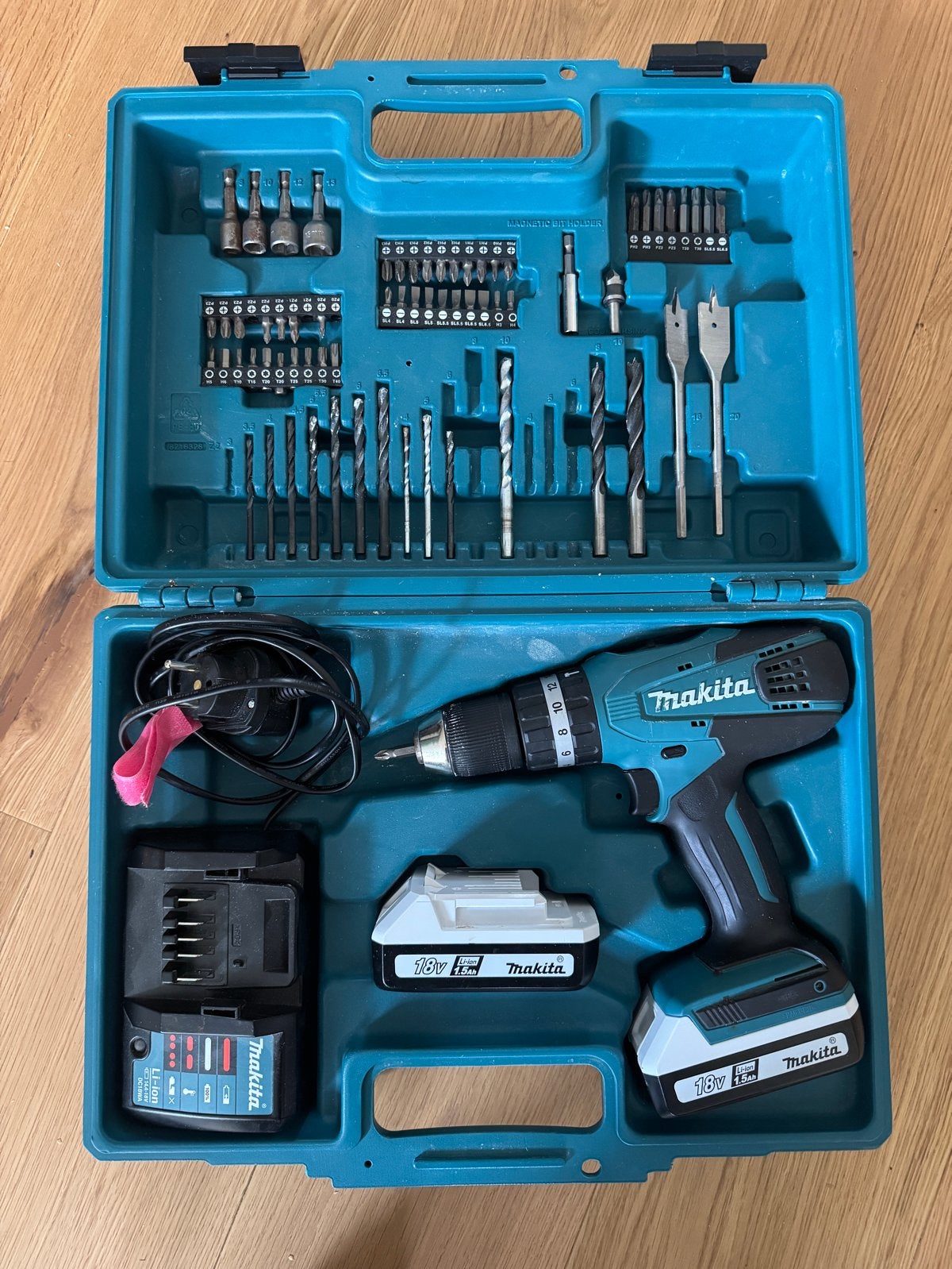 Makita HP457D Accuboormachine met 2 accu's en lader, Ophalen, Gebruikt, Boor- en Schroefmachine, Minder dan 400 watt