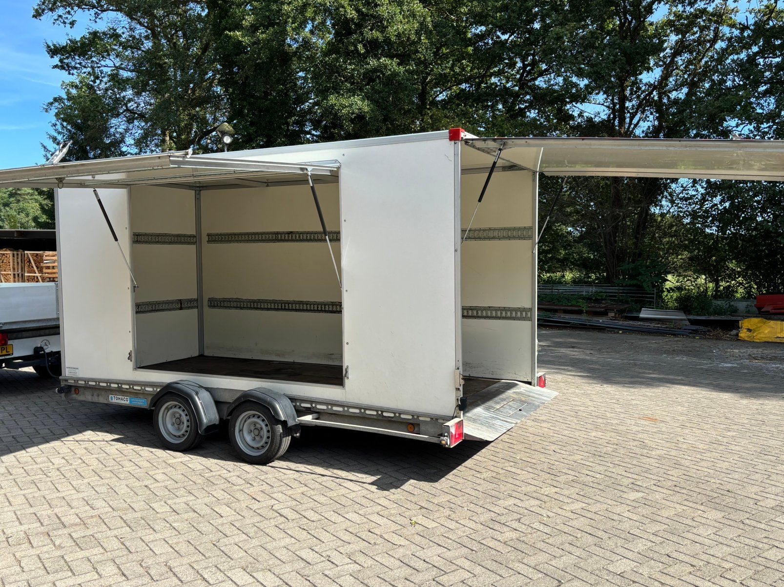 Tohaco gesloten opbouw autoambulance zijklep 3500kg, Ophalen, Gebruikt