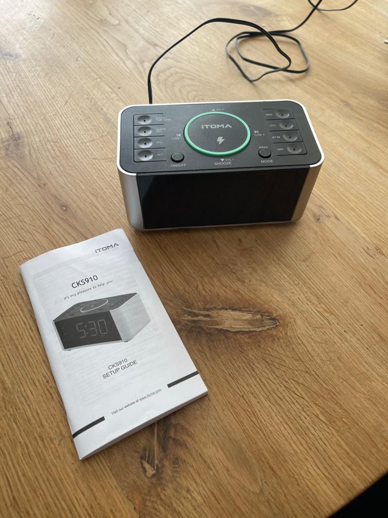 ITOMA CKS910 Wekker met Draadloos Opladen, Ophalen of Verzenden, Zo goed als nieuw, Digitaal
