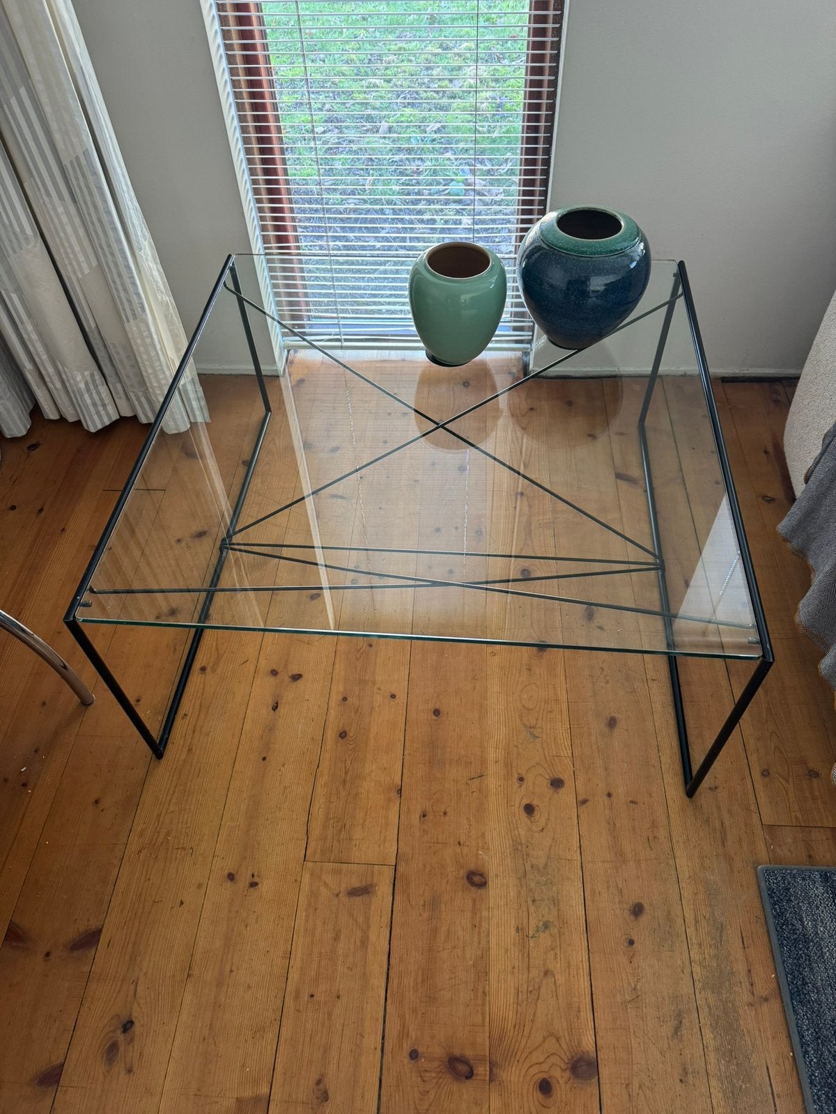 Glazen design salontafel mrt zwart geometrisch frame, Ophalen, Design, Minimalistisch, Japandi, Gebruikt, 50 tot 100 cm