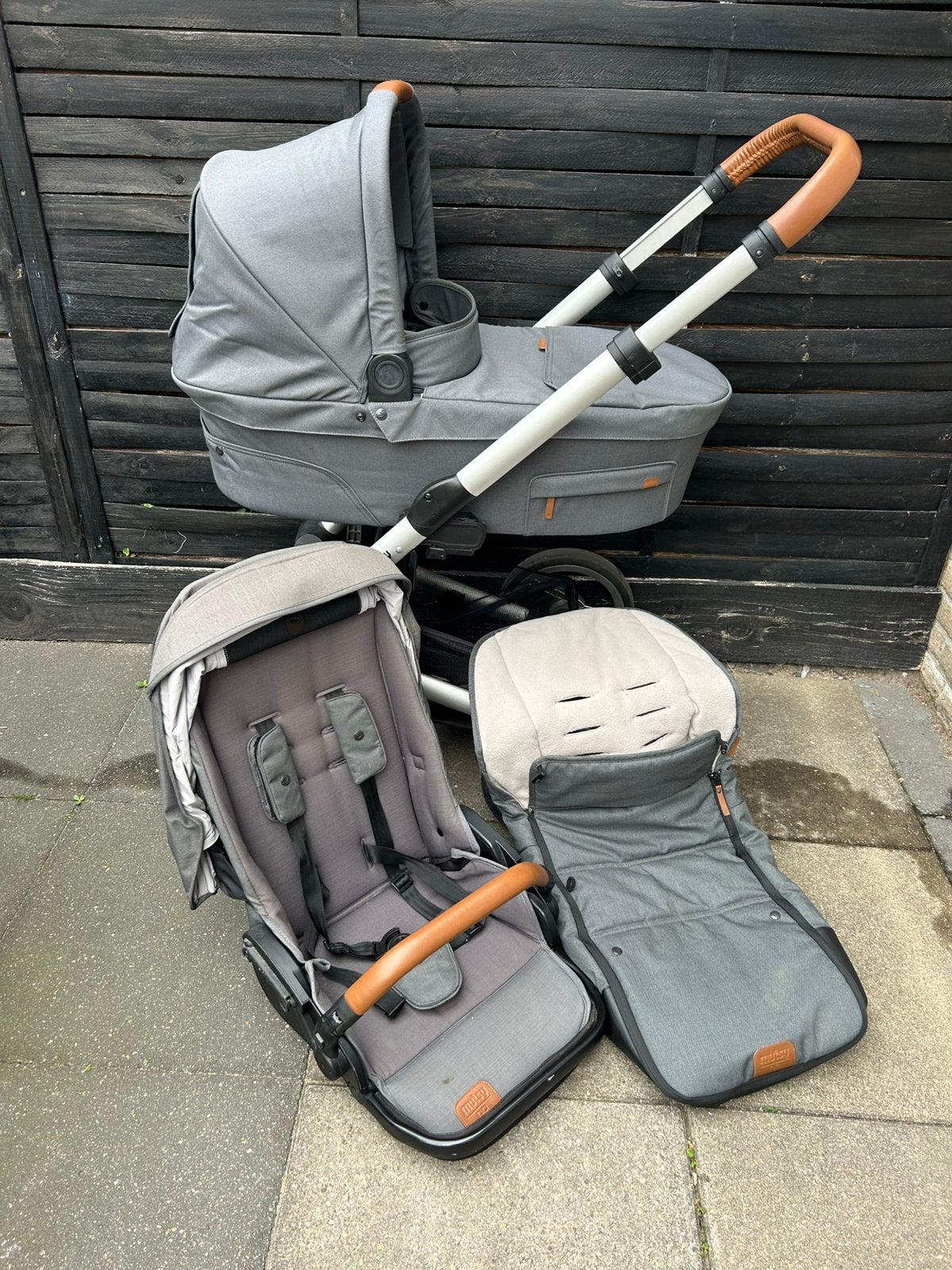Mutsy Nio Combiwagen met Reiswieg en Zitje - Grijs, Kinderen en Baby's, Kinderwagens en Combinaties, Ophalen, Gebruikt, Combiwagen