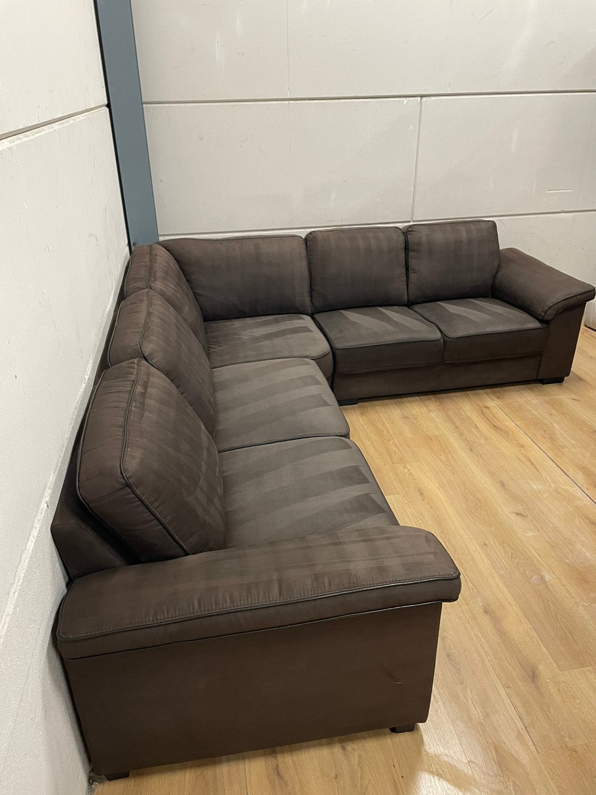 Mooie luxe suede donker bruine hoekbank - GEREINIGD!!!, Huis en Inrichting, Ophalen, 250 tot 300 cm, Luxe, Hoekbank