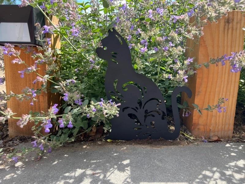 Decoratieve tuinsteker - Zittende kat met bloemen, Tuin en Terras, Verzenden, Nieuw