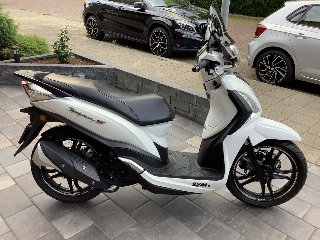 Witte SYM Symphony ST bromscooter nieuwstaat., Fietsen en Brommers, Scooters | SYM, Ophalen, Gebruikt, Benzine, Overige modellen