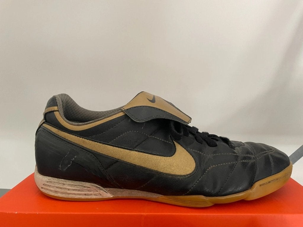 nike tiempo indoor black r10 ronaldinho gold soccer shoes si, Gebruikt, Maat XS of kleiner, Schoenen, Ophalen of Verzenden