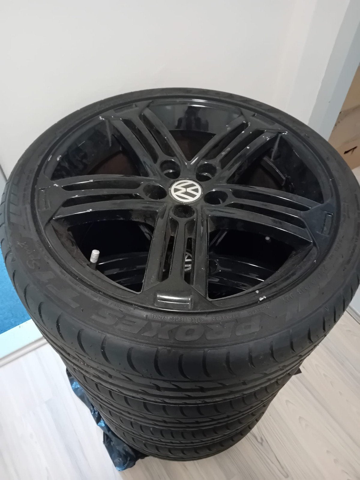 Zwarte 18 inch VW velgen met zomerbanden 225/40ZR18, Auto-onderdelen, Banden en Velgen, Ophalen, 18 inch, Gebruikt, Banden en Velgen
