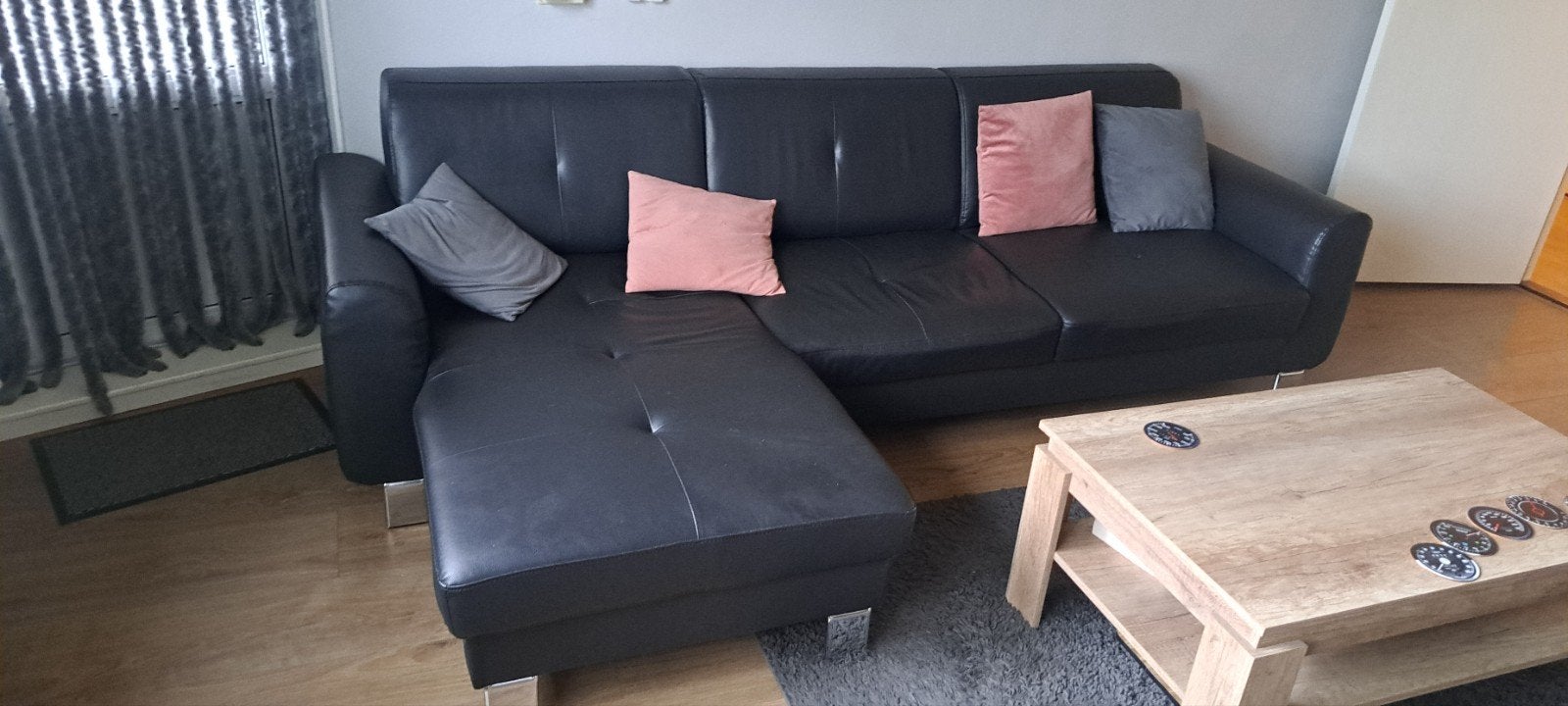 Zwarte leren hoekbank met chaise longue, Huis en Inrichting, Banken | Bankstellen, Ophalen, Gebruikt, Vierpersoons of meer