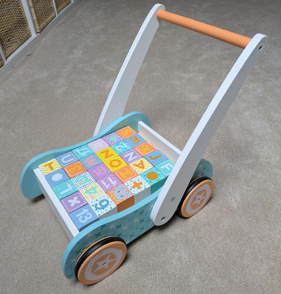 Mooie loopwagen met blokken, Kinderen en Baby's, Speelgoed | Houten speelgoed, Ophalen of Verzenden, Zo goed als nieuw, Duw- of Trekspeelgoed