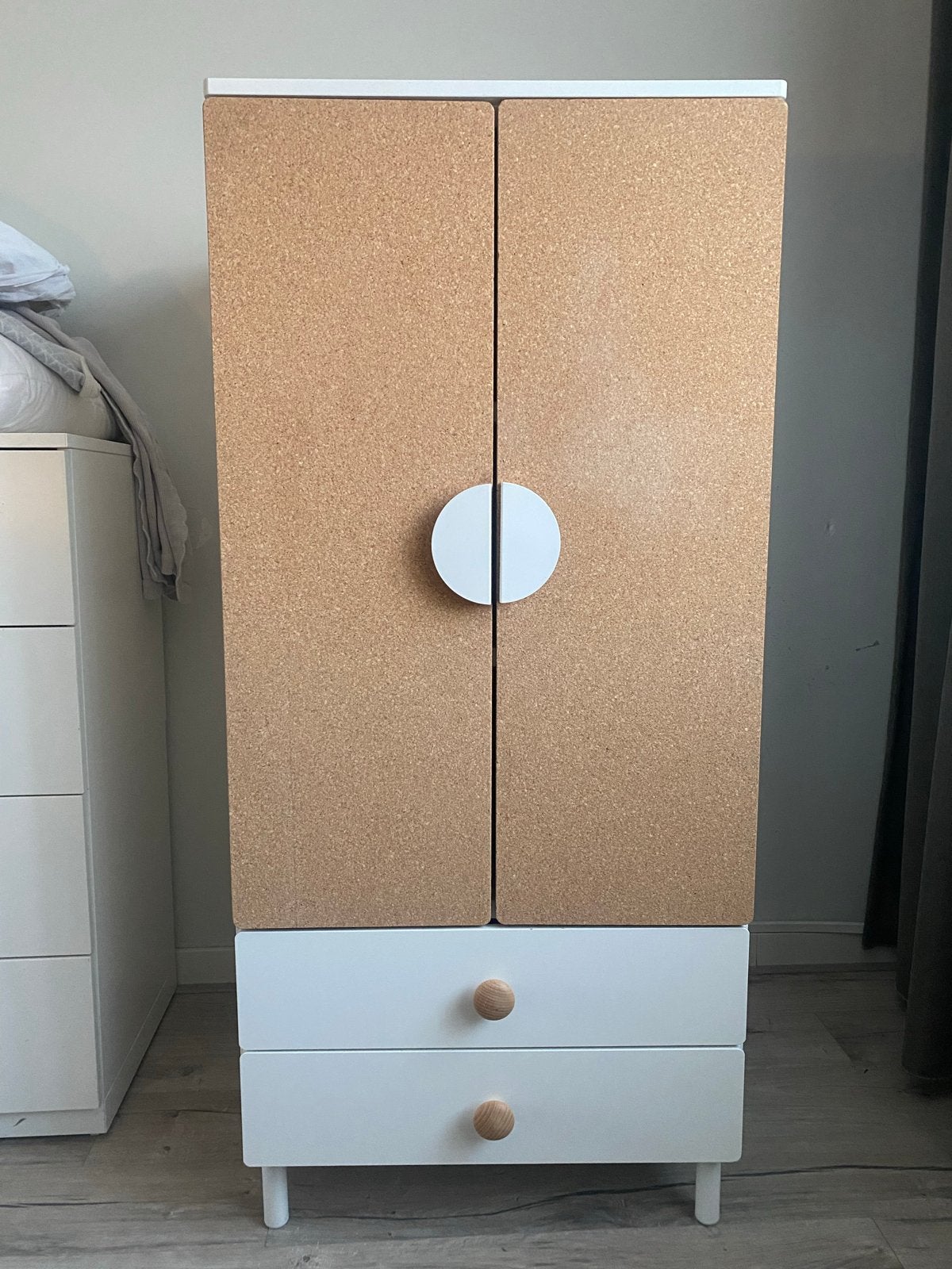 Ikea Smastad kinder kledingkast met kurken deuren en lades, Ophalen, Gebruikt, 100 tot 150 cm, 50 tot 100 cm