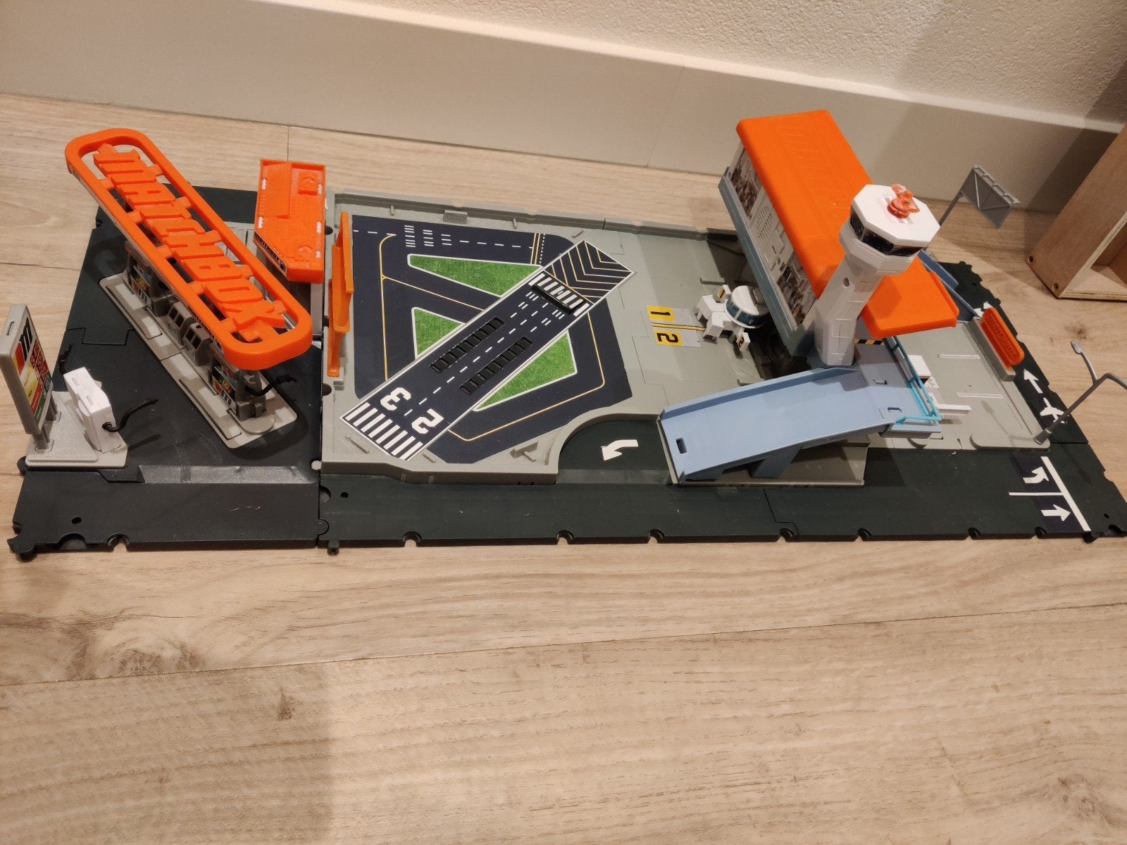Matchbox speelset: Vliegveld & Tankstation (85x34 cm), Ophalen