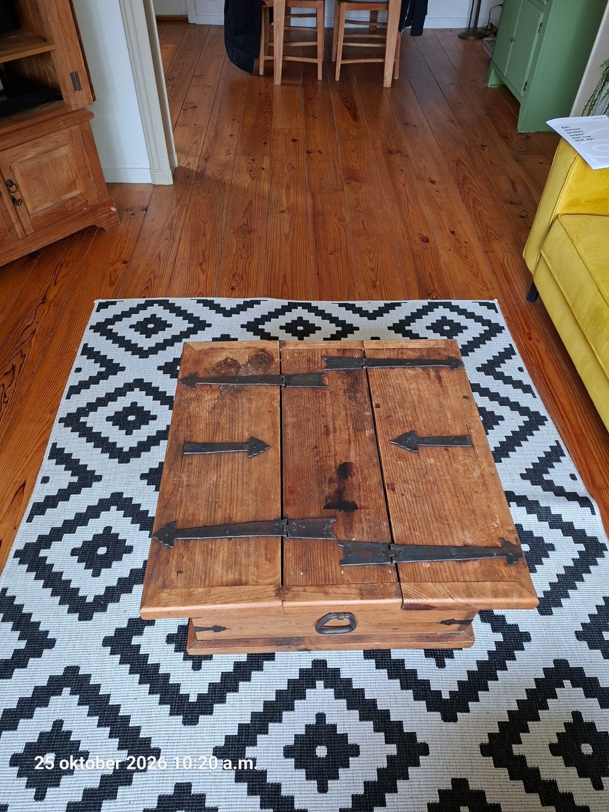 Mexicaans grenen salontafel met metalen beslag, 50 – 75, Gebruikt, 50 tot 100 cm, 50 tot 75 cm