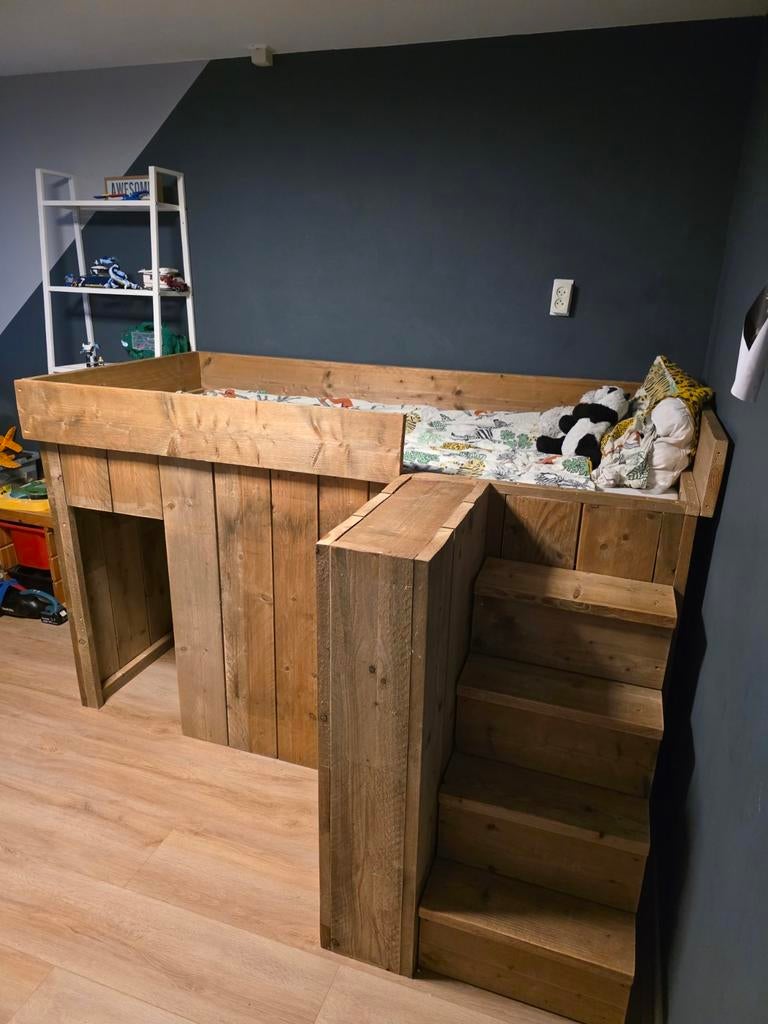 Stevig steigerhouten hoogslaper met trap en opbergruimte, Kinderen en Baby's, Kinderkamer | Stapelbedden en Hoogslapers, Gebruikt