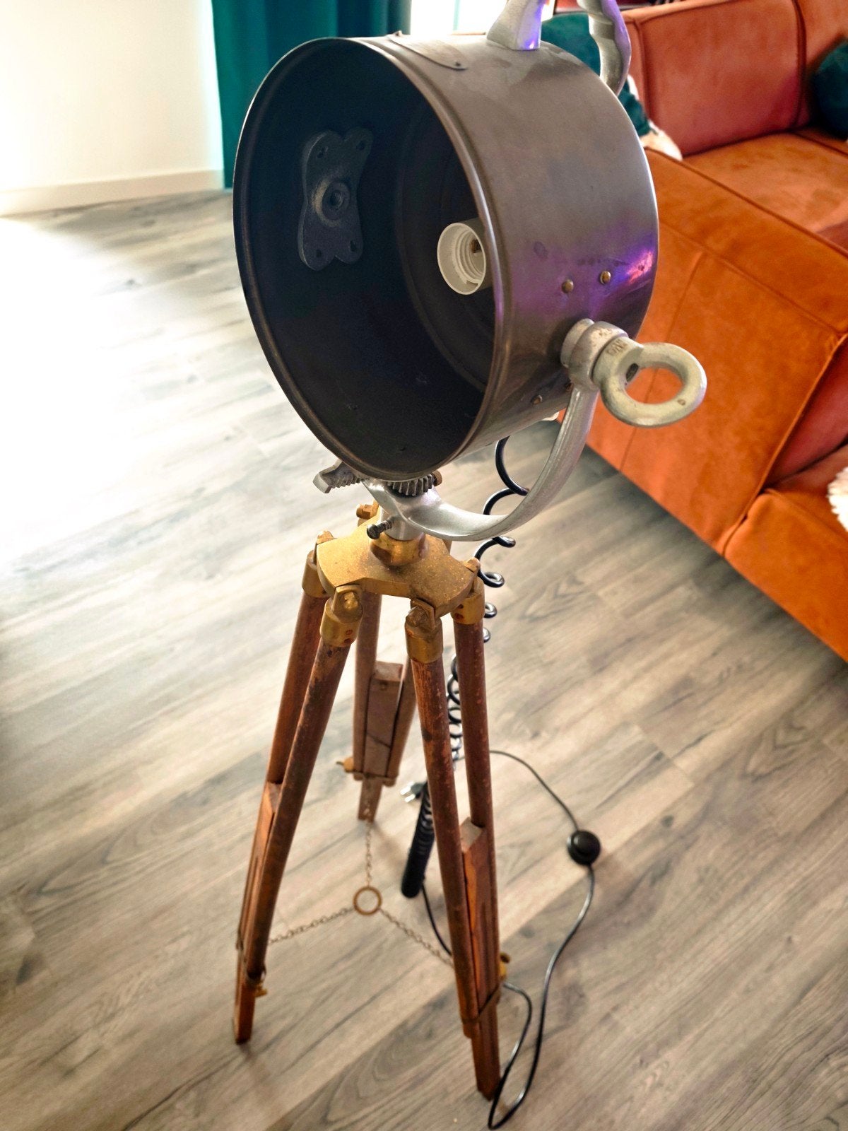 Industriële vintage lamp houten statief – unieke eyecatcher, Antiek en Kunst, Ophalen