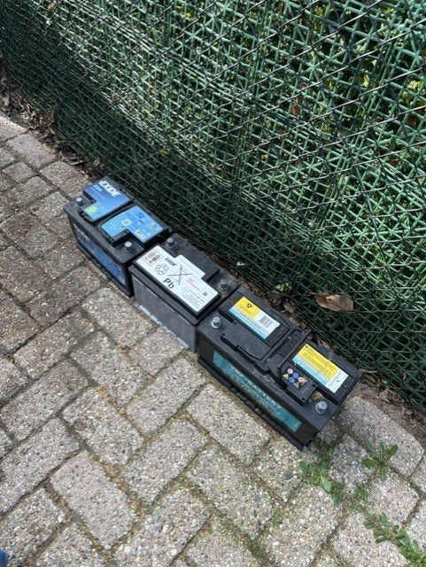 3 oude kapotte accu's, Ophalen, Gebruikt