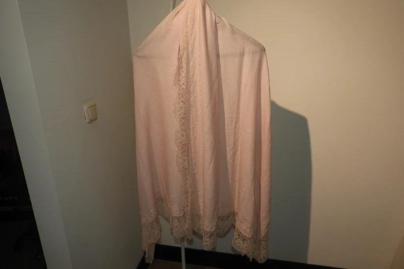 Marccain grote sjaal licht roze brede band met kant, Kleding | Dames, Mutsen, Sjaals en Handschoenen, Verzenden, Maat 46/48 (XL) of groter