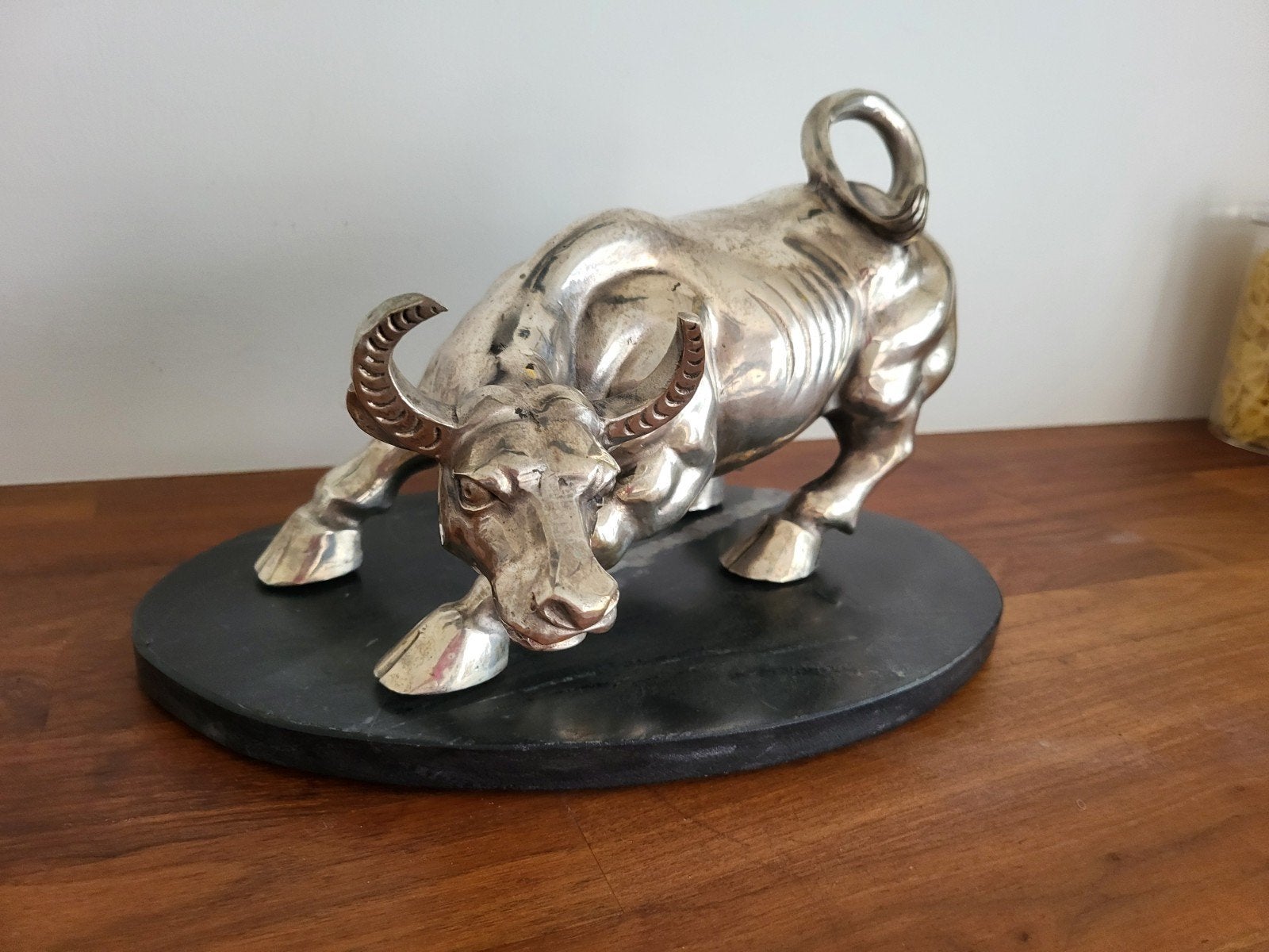 Bronzen beeld 'The Bull of Wall Street' op marmeren voet, Zilver, Ophalen of Verzenden, 20 - 50 cm, Op sokkel