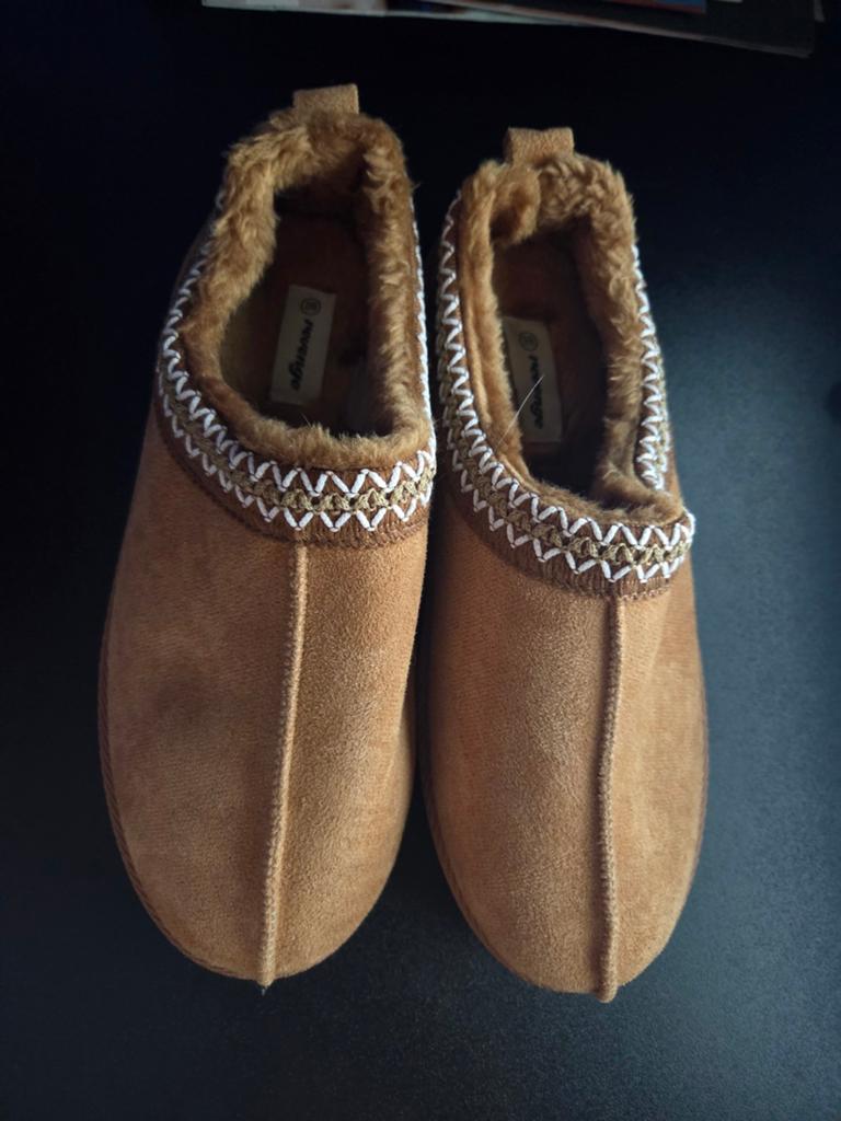 dames pantoffels, Bruin, Nieuw, Ophalen of Verzenden, Onbekend