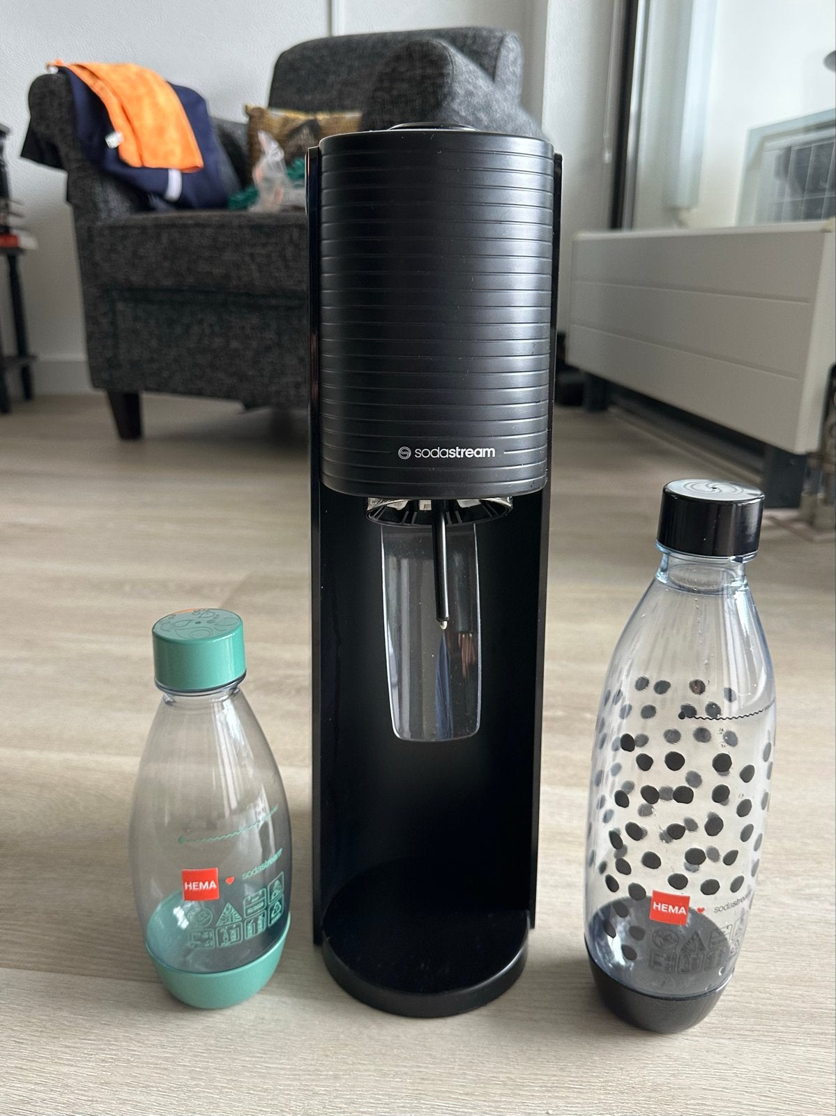 SodaStream Terra Zwart met 2 HEMA bijvul flessen en cilinder, Witgoed en Apparatuur, Ophalen of Verzenden, Gebruikt