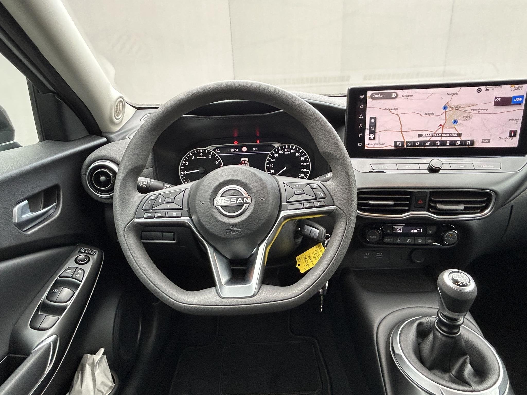 Foto 28 van Nissan Juke 1.0 DIG-T Acenta Handgeschakeld / Allseason band