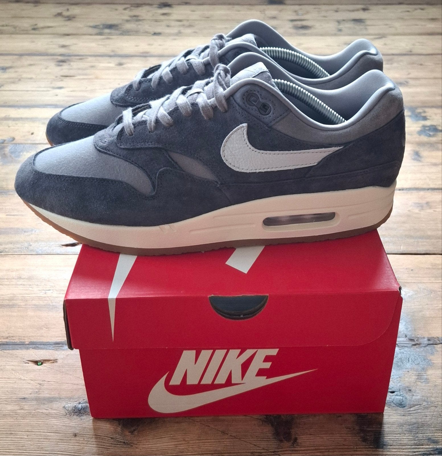 Nike Air Max 1 'Soft Grey' - Maat 45, Kleding | Heren, Schoenen, Overige kleuren, Nike, Ophalen of Verzenden, Sneakers of Gympen