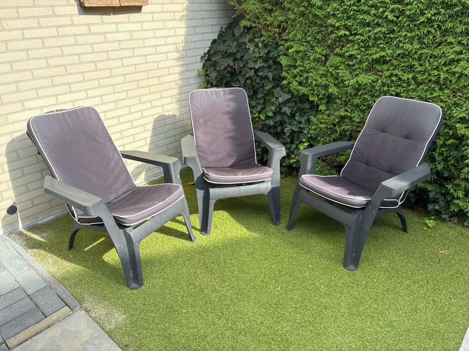 3 Stapelbare Adirondack Tuinstoelen met Kussens - Antraciet, Ophalen, Gebruikt, Kunststof, Stapelbaar