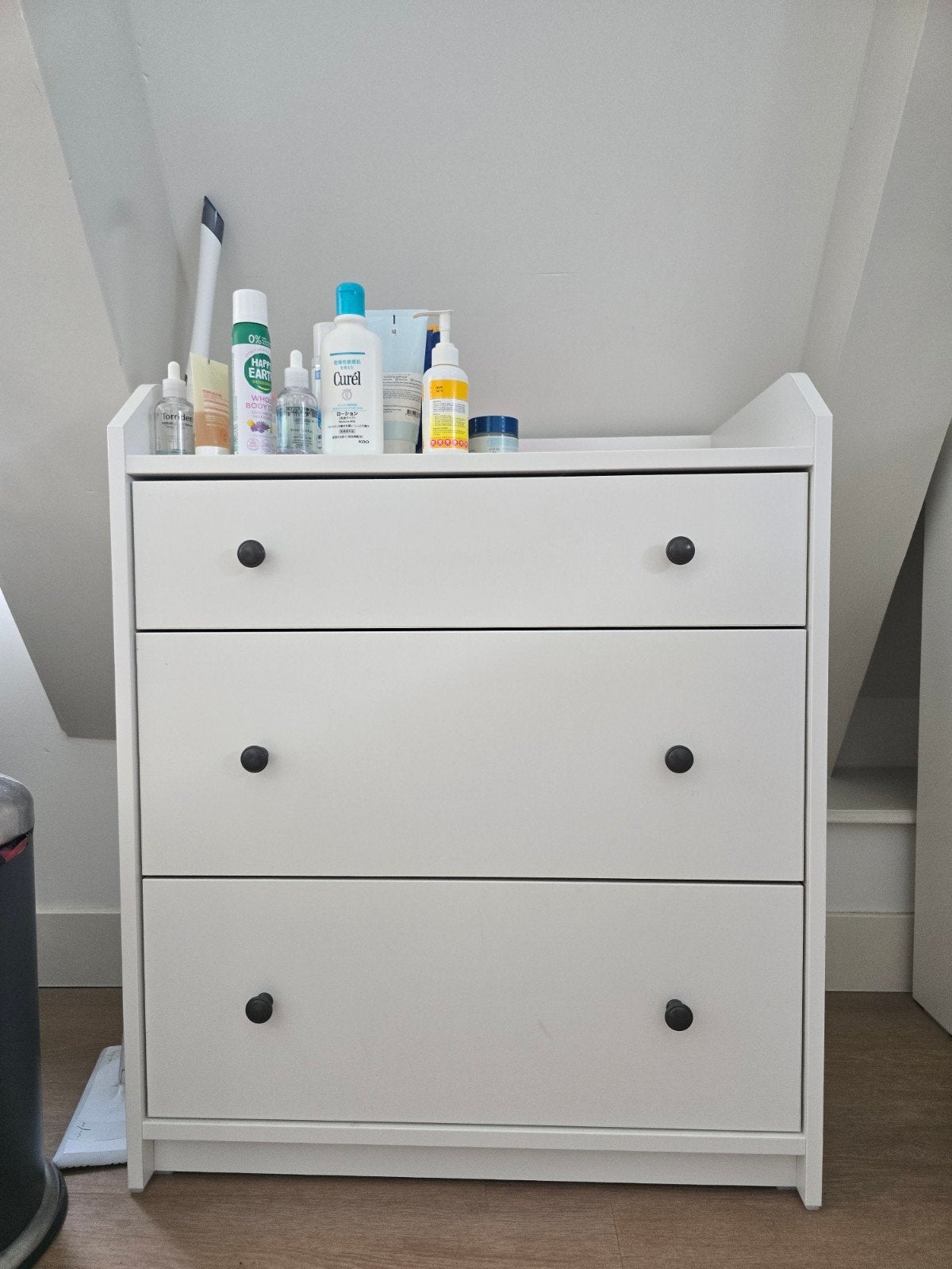 White cabinet with 3 drawers, Ophalen, (Half)hoge kast, 100 tot 150 cm, 50 tot 100 cm