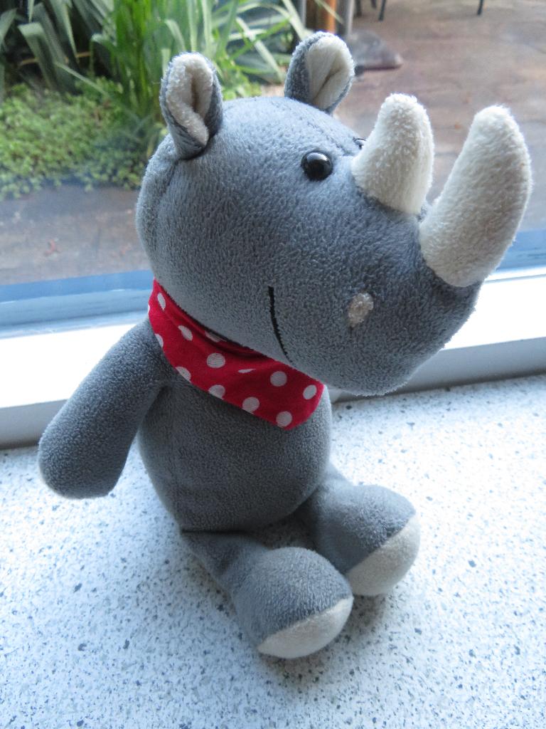 Neushoorn met rood wit genopte sjaal van KINDER Ferrero, Kinderen en Baby's, Speelgoed | Knuffels en Pluche, Zo goed als nieuw