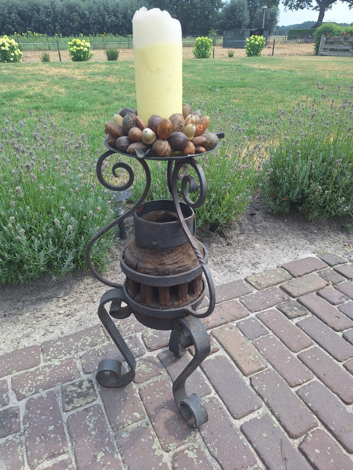 Unieke smeedijzeren kandelaar met houten accenten, Antiek en Kunst, Ophalen, Overige materialen