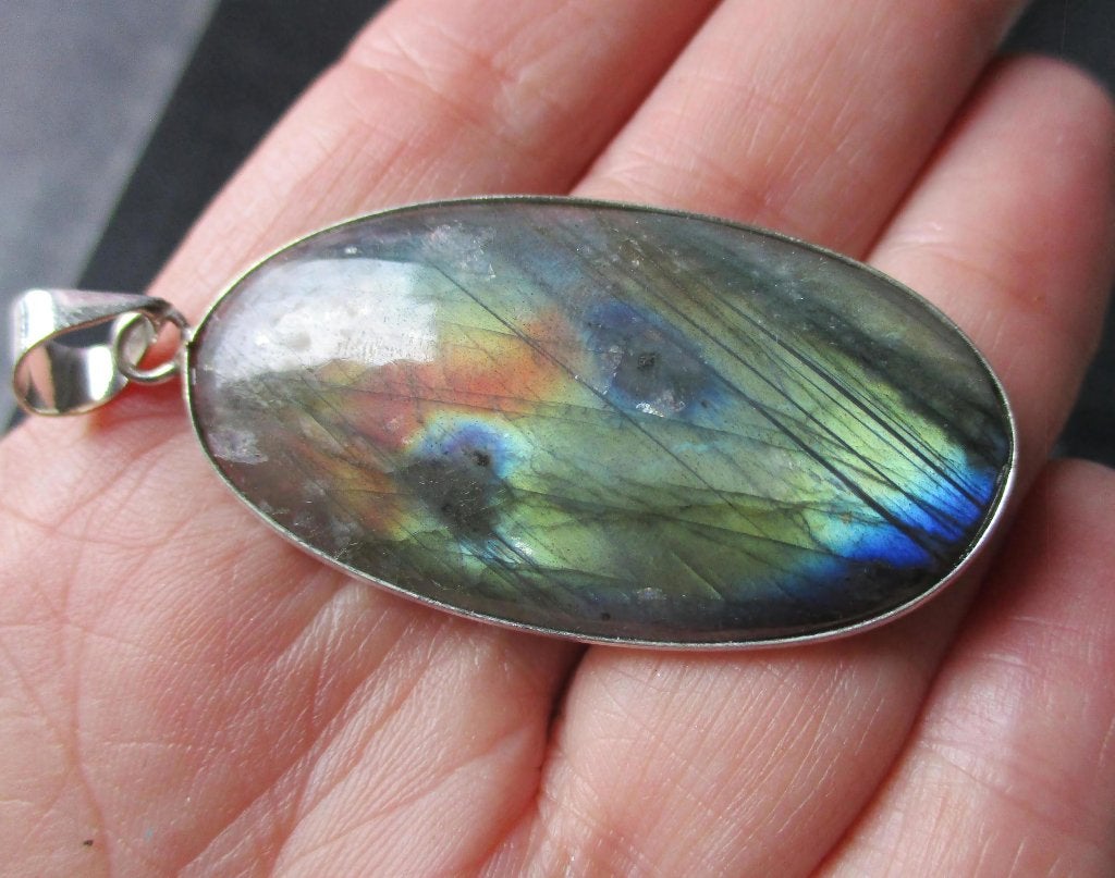 166/ prachtige madagascar rainbow labradoriet hanger, Ophalen of Verzenden, Nieuw, Steen of Mineraal, Met edelsteen