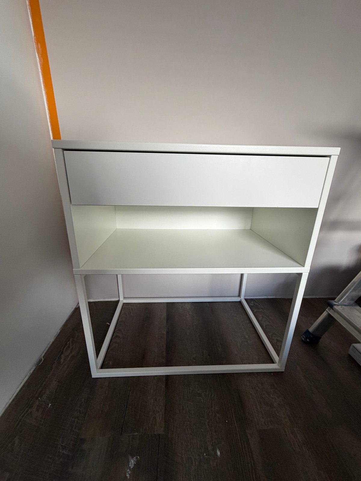 Ikea Vikhammer nachtkastje 60x40 cm, Ophalen, Metaal of Aluminium, 55 tot 70 cm, Zo goed als nieuw