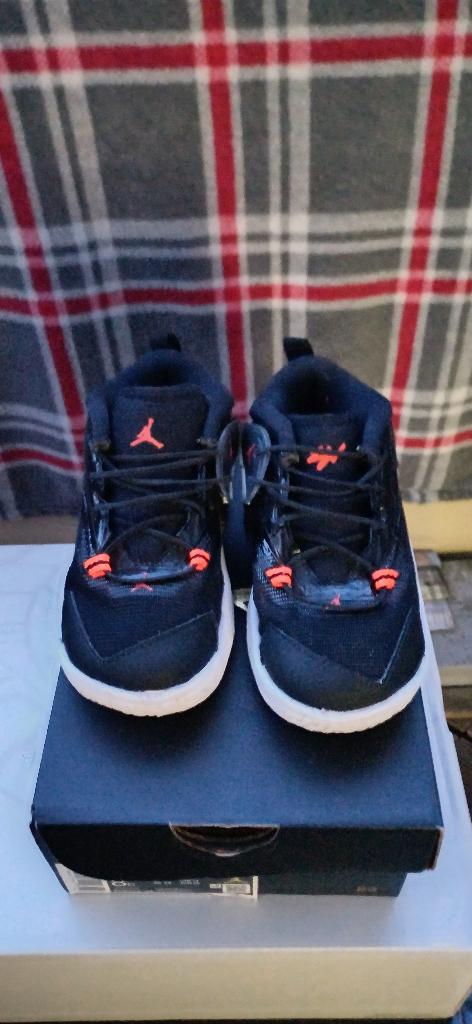 JORDAN, Kinderen en Baby's, Kinderkleding | Schoenen en Sokken, Ophalen, Jongen of Meisje, Schoenen, Zo goed als nieuw