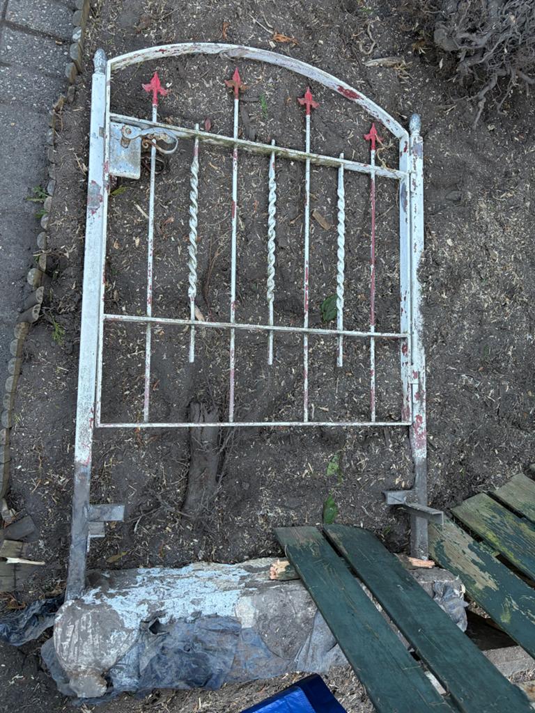 GRATIS: Antiek ijzeren tuinhekje - inclusief betonblok, Ophalen, Met poort, Gebruikt, Sierhekwerk