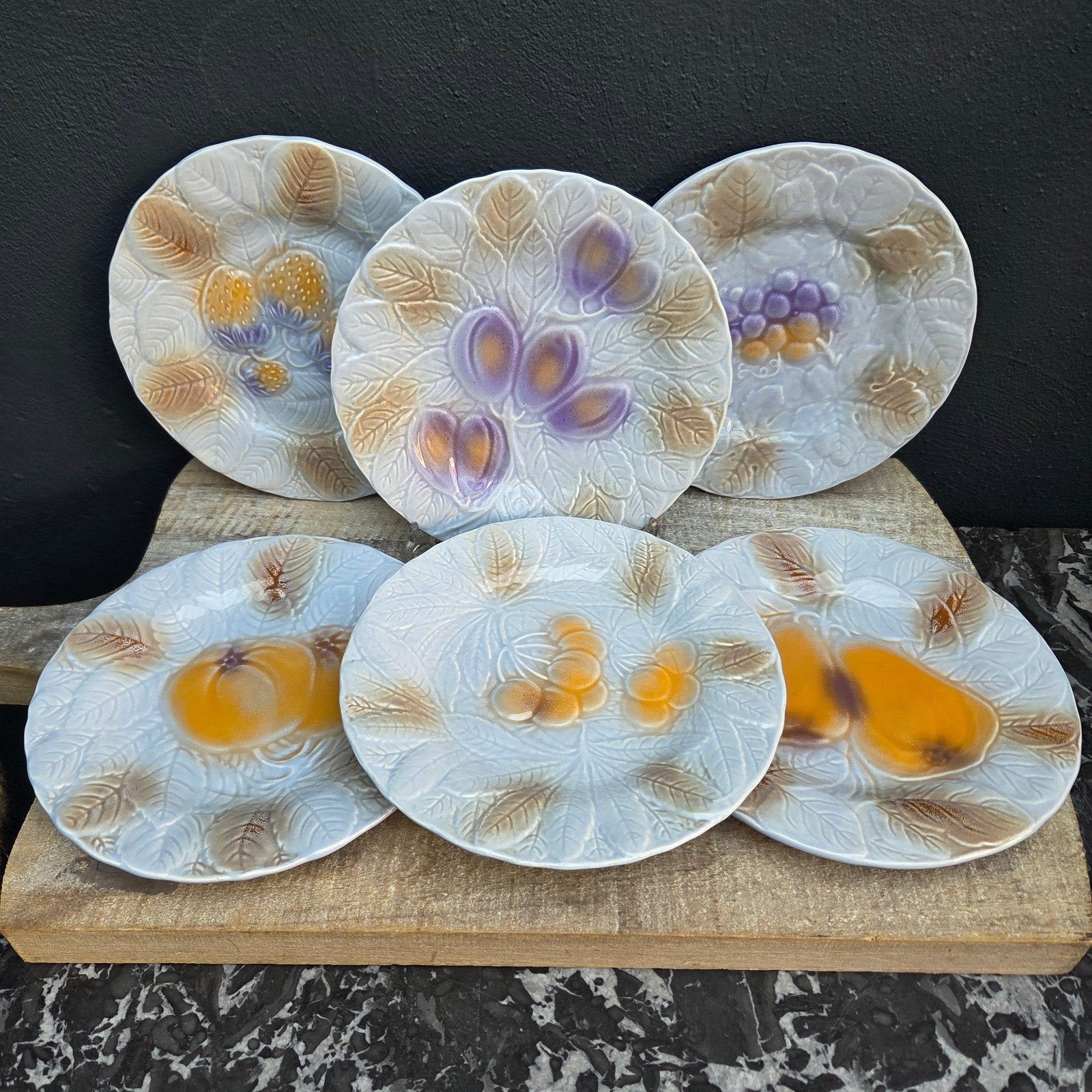 set compleet van Salins Frankrijk barbotine aardewerk bordje, Antiek en Kunst, Ophalen of Verzenden