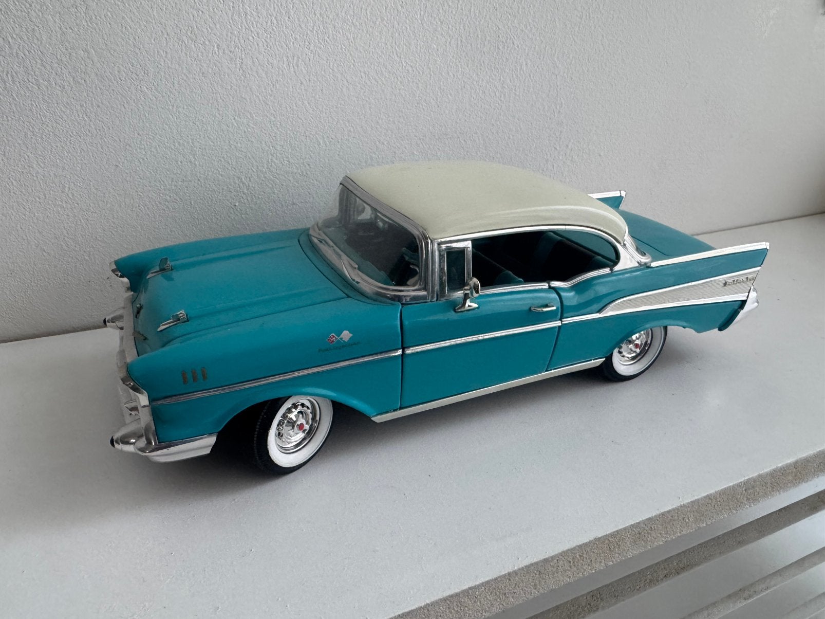 1:18 Chevrolet Bel Air 1957 ERTL blauw/wit, Hobby en Vrije tijd, Ophalen of Verzenden, Gebruikt, Auto, ERTL