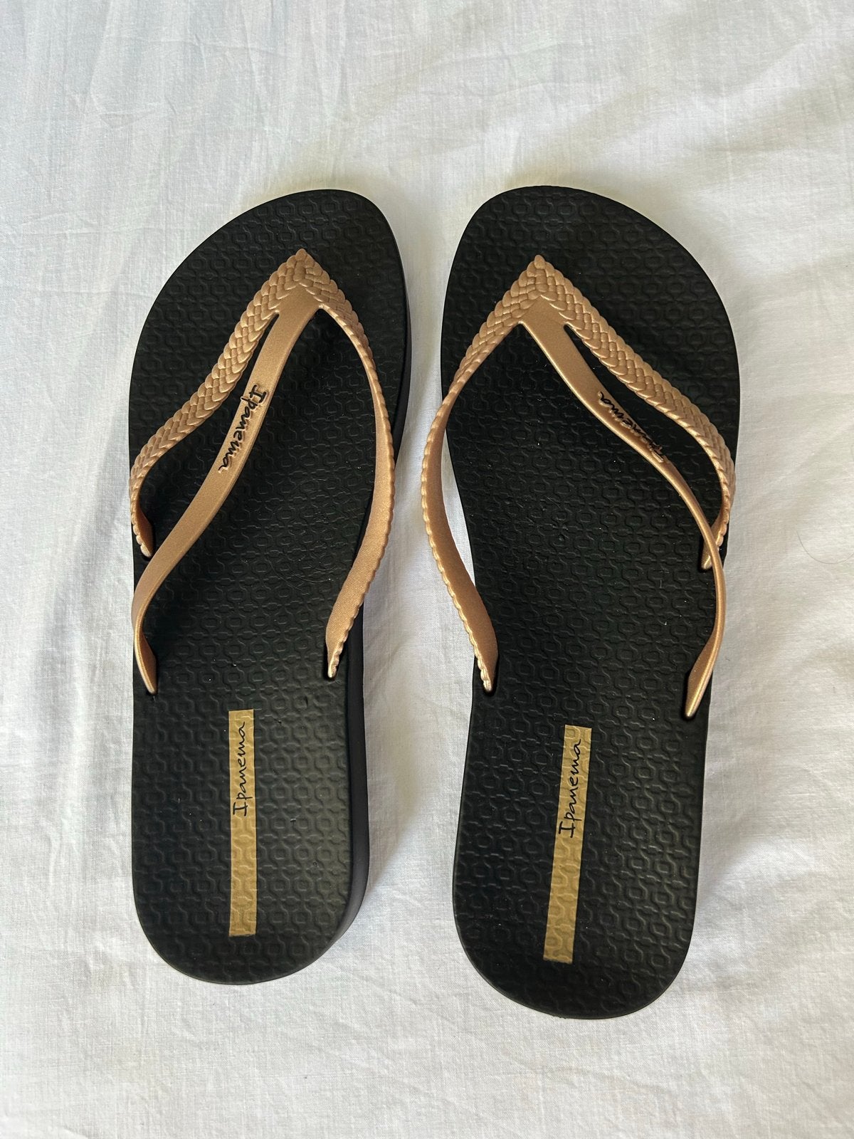 Ipanema slippers zwart met goudkleurige bandjes maat 39/40, Slippers, Zwart, Ophalen of Verzenden, Zo goed als nieuw