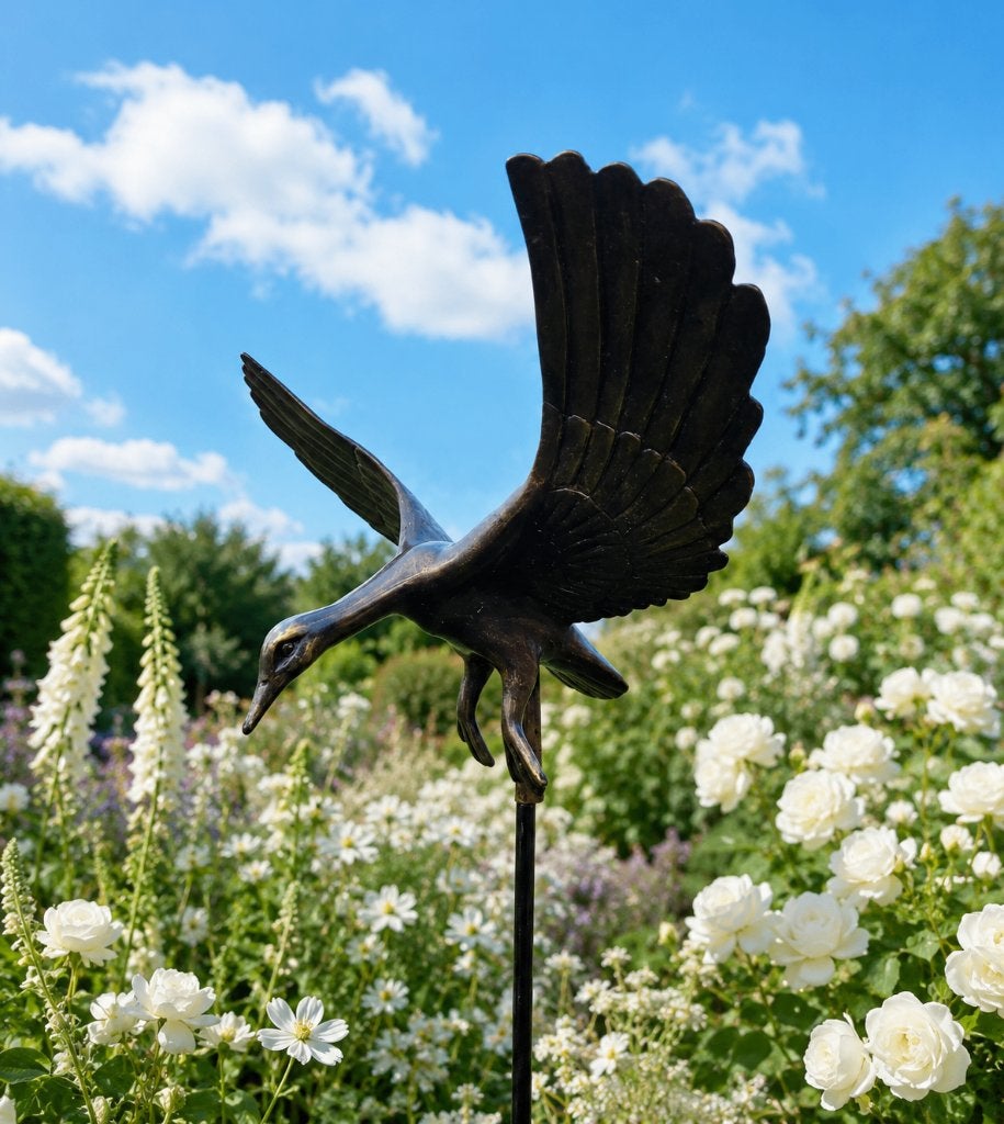 VLIEGENDE EEND / bronzen beeld / tuinsteker, Tuin en Terras, Tuinstekers, Huis en tuin decoratie Marie, Nieuw, Info@huisentuindecoratiemarie.nl