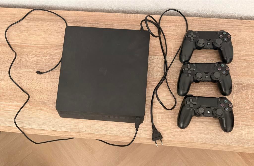Playstation 4 Slim met 3 DUALSHOCK controllers, Ophalen of Verzenden, Gebruikt, Met 3 controllers of meer, Slim