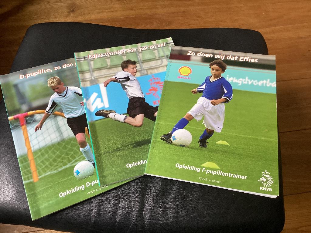 Voetbaltraining pupillen D / E. / F  opleidings boeken KNVB, Ophalen of Verzenden, Gelezen, Balsport