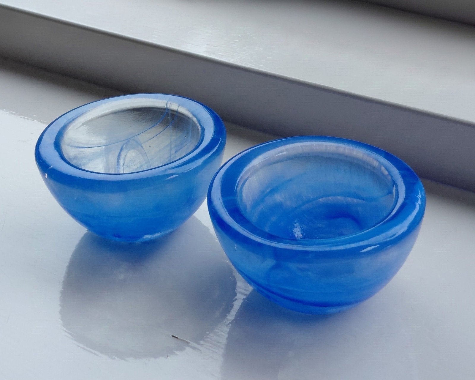 Kosta Boda "Atoll" van Anna Ehrner 1997 (set van 2), Ophalen of Verzenden, 5 cm, Glas, Handgemaakt
