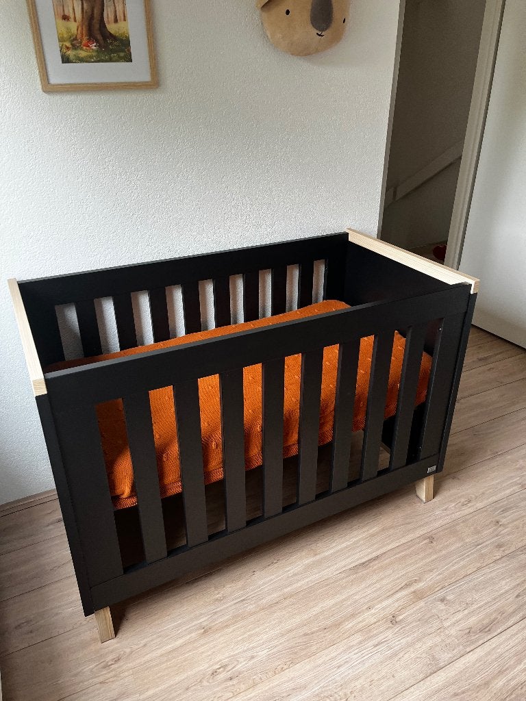 Zwart houten babykamer van TWF model Bradford, Ophalen, Zo goed als nieuw, Jongetje of Meisje