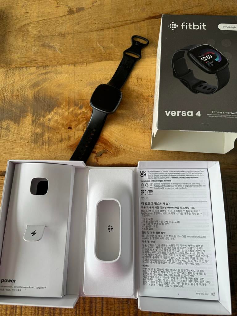Fitbit Versa 4 Fitness Smartwatch Zwart, Afstand, Zwart, Ophalen of Verzenden, Zo goed als nieuw