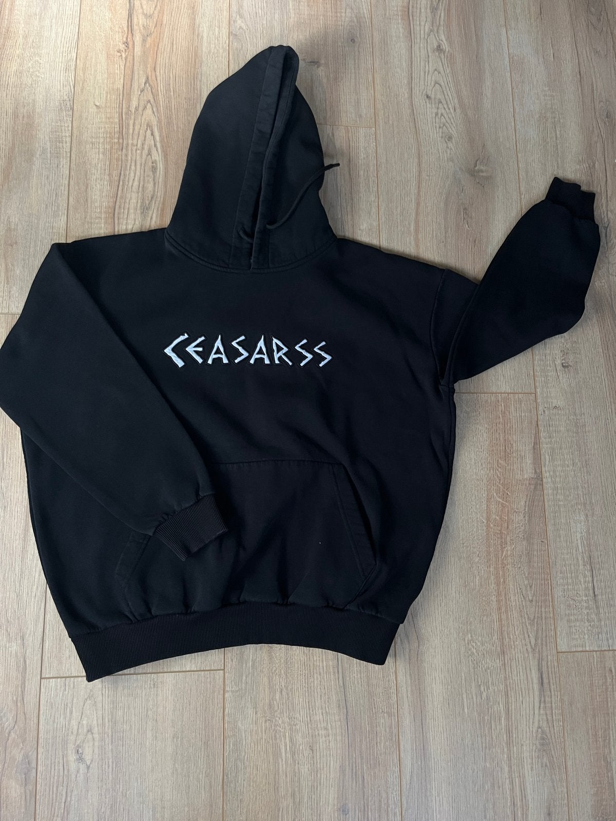 Ceasarss hoodie - Zwart met wit logo, Ophalen of Verzenden, Gedragen