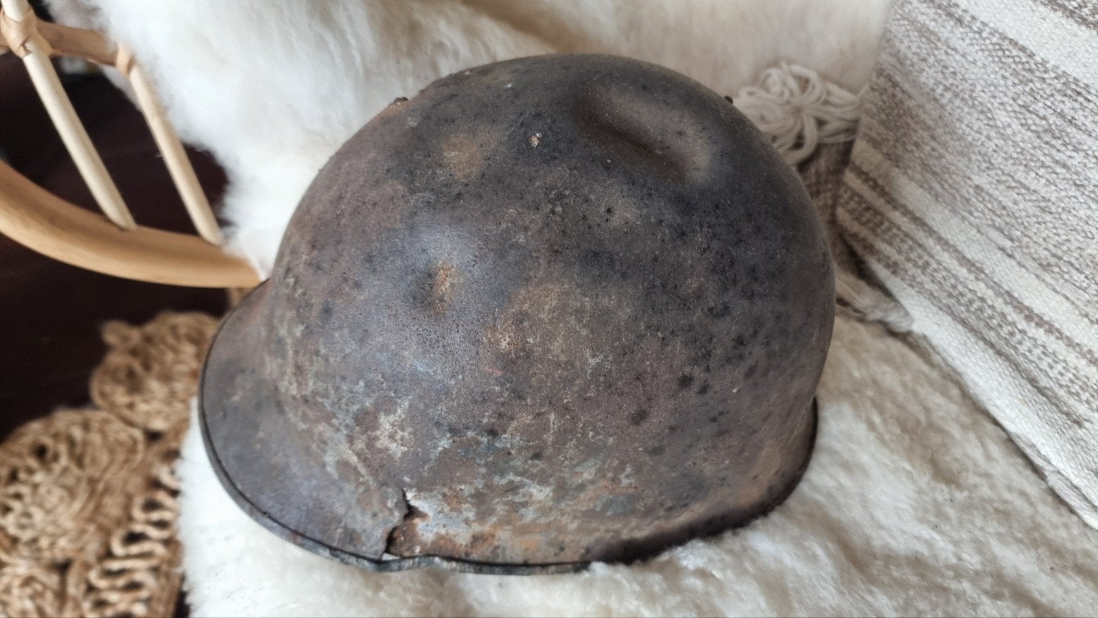 Oude militaire helm - roestig en beschadigd, Ophalen of Verzenden, Landmacht, Nederland, Helm of Baret